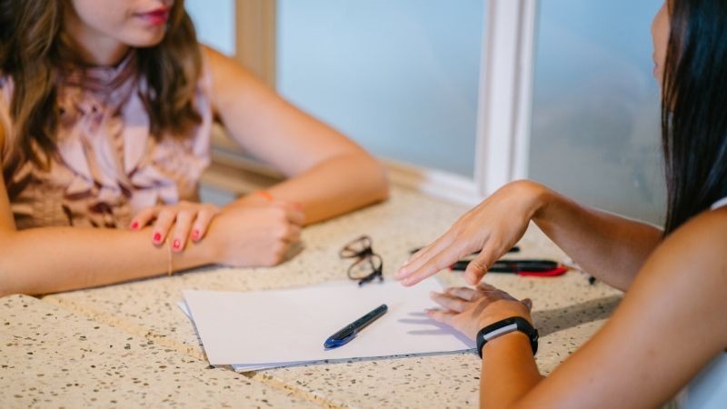 duas moças não identificadas conversam