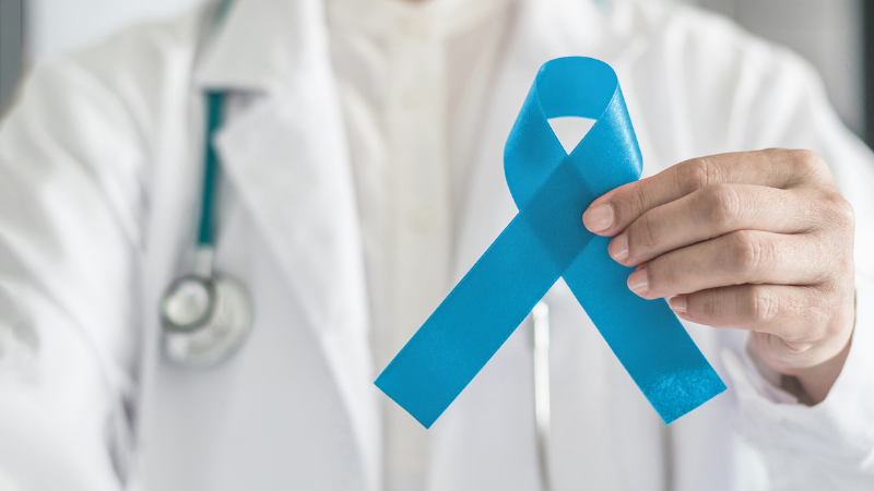 pessoa segura fita azul, símbolo do novembro azul