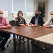diretores sentados à mesa