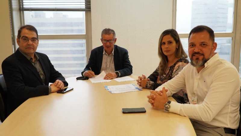 diretores do IPE Saúde e Educare em assinatura de termo