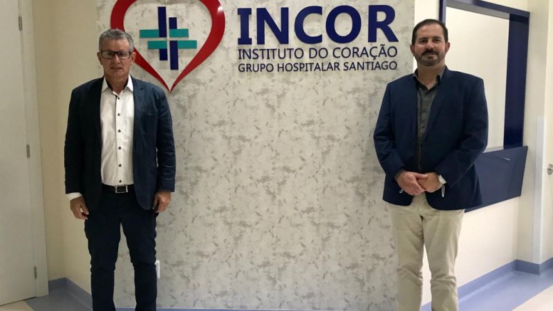 diretores em frente ao hospital
