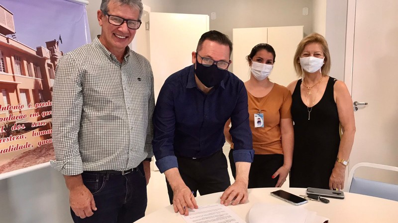 presidente o IPE Saúde e representantes do hospital