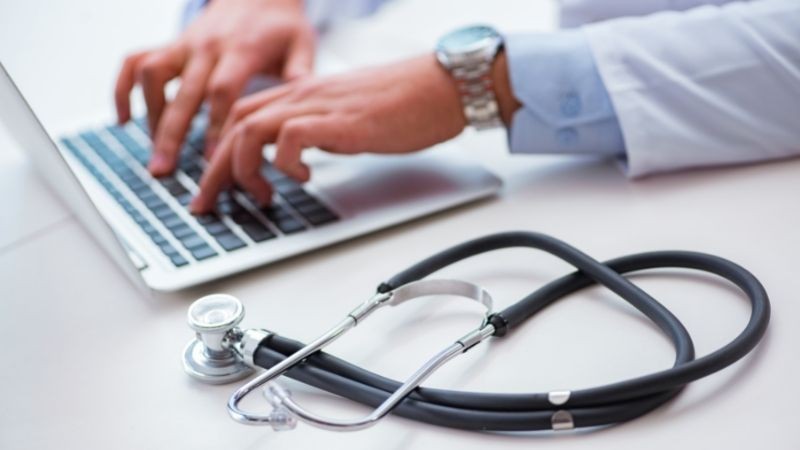 médico no computador