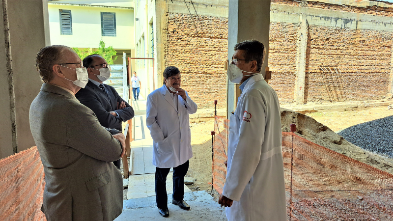 Diretores acompanham o início das obras de ampliação do Instituto de Cardiologia.