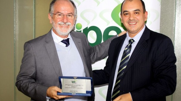 José Paulo Leal recebendo homenagem do IPERGS em 2014.