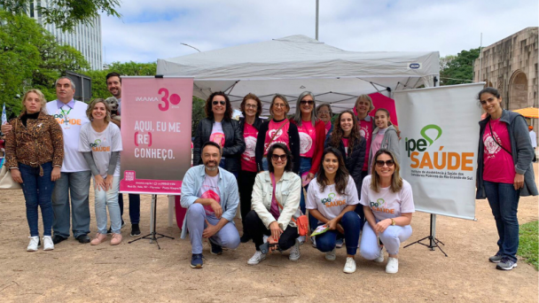 Servidores do IPE Saúde e voluntários do IMAMA juntos no Parque Farroupilha