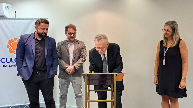 Presidente do IPE Saúde, Paulo Afonso Oppermann, no momento da assinatura do termo de credenciamento.