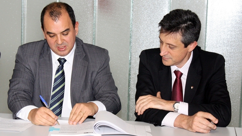 20130415121109ipe-150413-assin-contrato-com-fund-la-salle-040.jpg